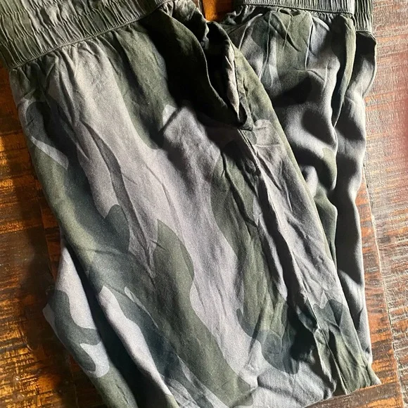 Ritu Kumar Label Camouflage Jogger Pants - Picture 10 of 12